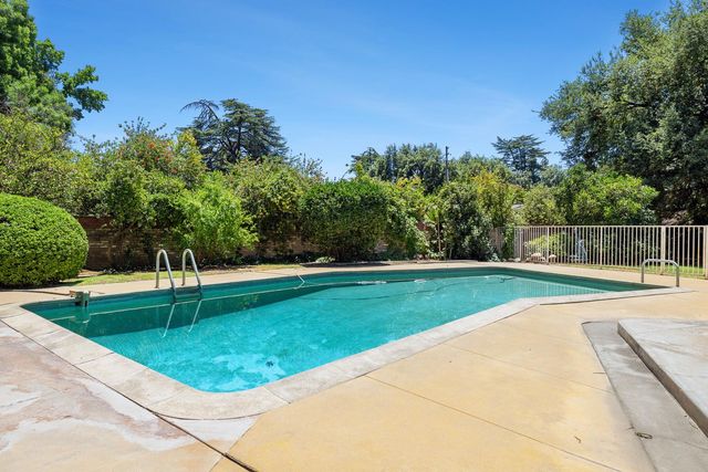 1216 E Pico Avenue, Fresno, CA 93704