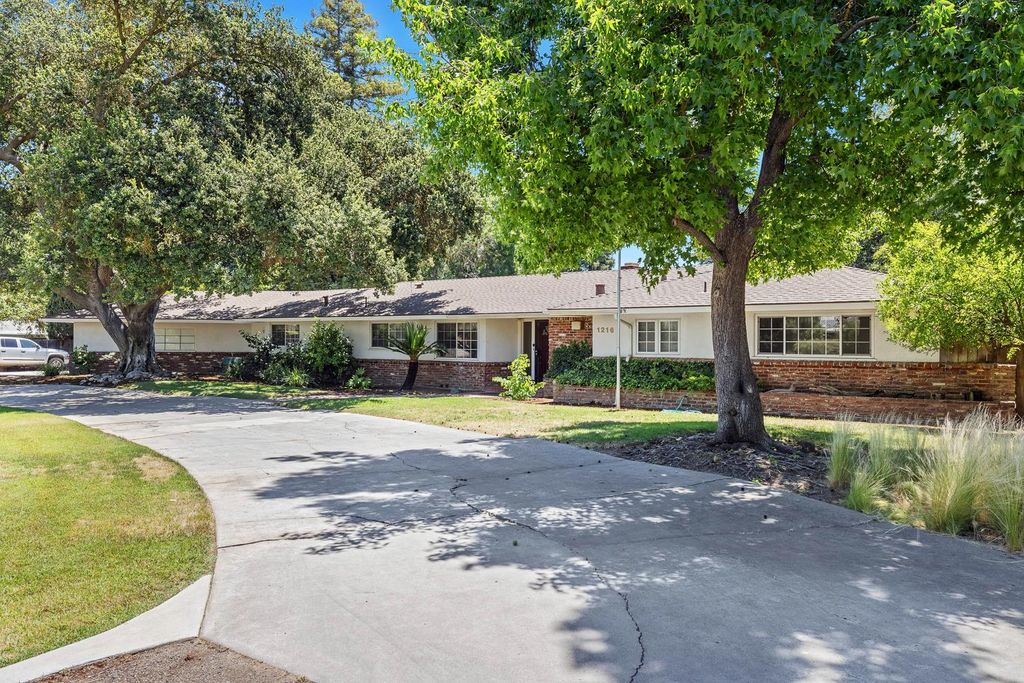 1216 E Pico Avenue, Fresno, CA 93704