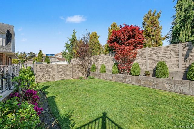 23 Center Drive, Malba, NY 11357