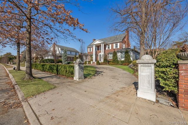 23 Center Drive, Malba, NY 11357