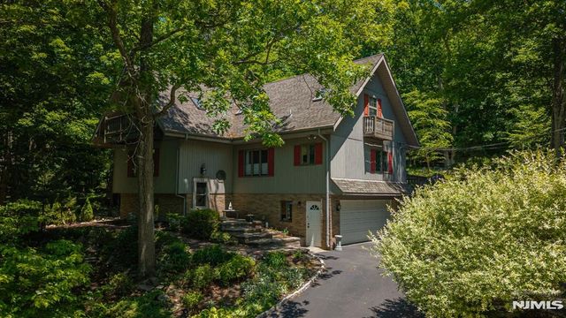 1150 Lakeside Drive, Vernon, NJ 07422