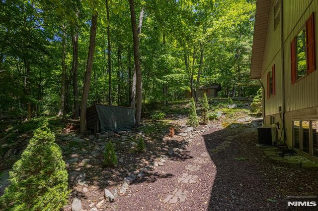 1150 Lakeside Drive, Vernon, NJ 07422