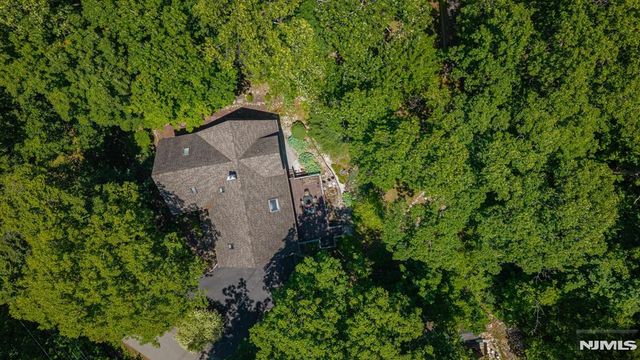 1150 Lakeside Drive, Vernon, NJ 07422