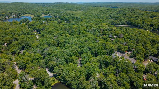1150 Lakeside Drive, Vernon, NJ 07422