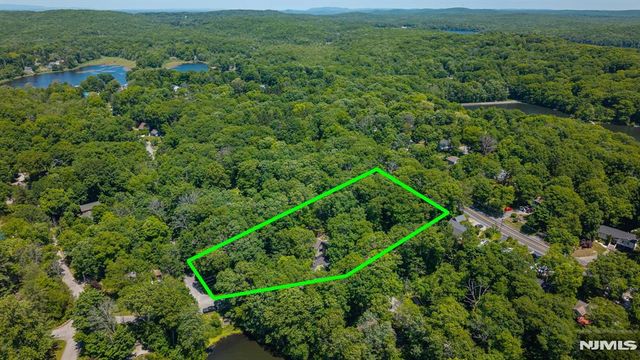 1150 Lakeside Drive, Vernon, NJ 07422