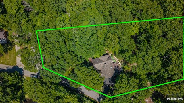 1150 Lakeside Drive, Vernon, NJ 07422
