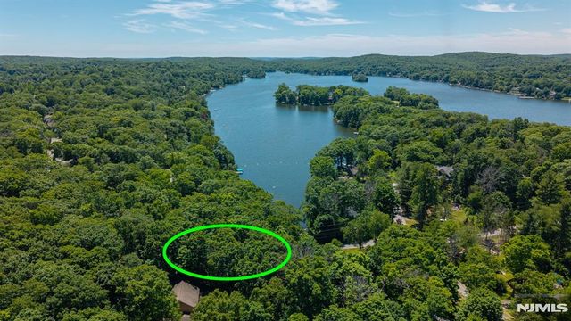 1150 Lakeside Drive, Vernon, NJ 07422