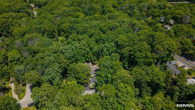 1150 Lakeside Drive, Vernon, NJ 07422