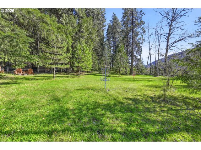 76113 FISH HATCHERY Rd, Oakridge, OR 97463