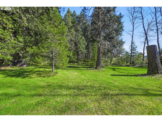 76113 FISH HATCHERY Rd, Oakridge, OR 97463