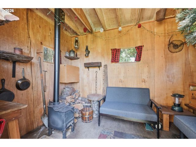 76113 FISH HATCHERY Rd, Oakridge, OR 97463