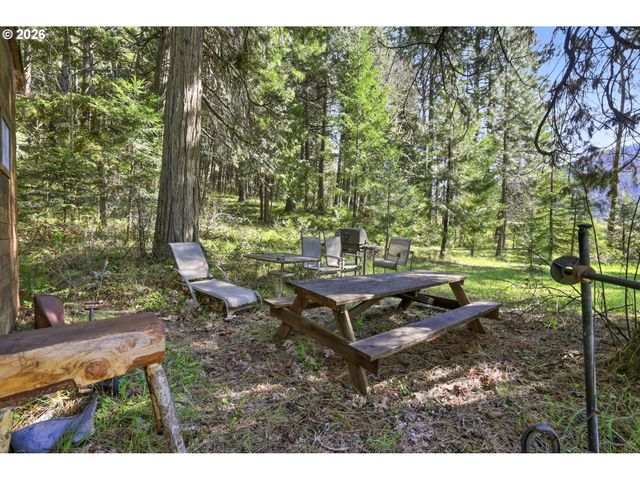 76113 FISH HATCHERY Rd, Oakridge, OR 97463