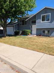 902 E GLACIER PEAK DR, Post Falls, ID 83854