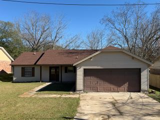 1609 Amour Dr, Leesville, LA 71446