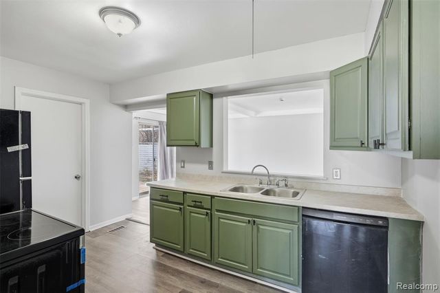 29624 Pleasant Trail, Southfield, MI 48076