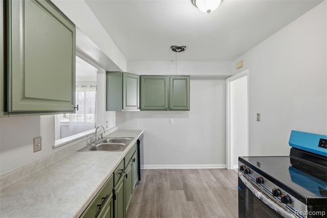 29624 Pleasant Trail, Southfield, MI 48076