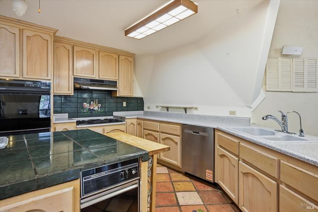16945 Knollview Dr, Hidden Valley Lake, CA 95467