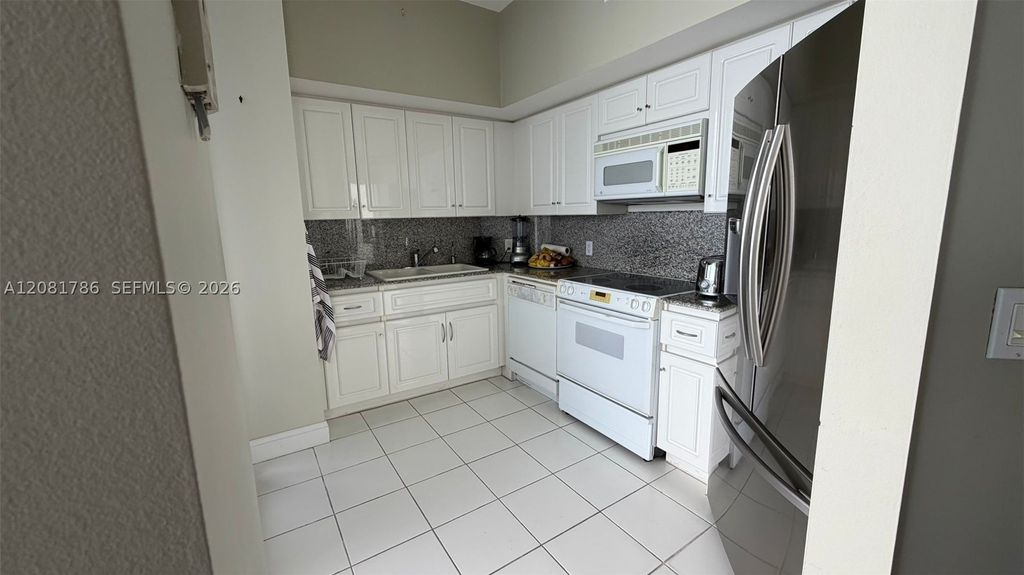 Image 10 of property listing at 6301 Collins Ave LPH4, Miami Beach, FL 33141