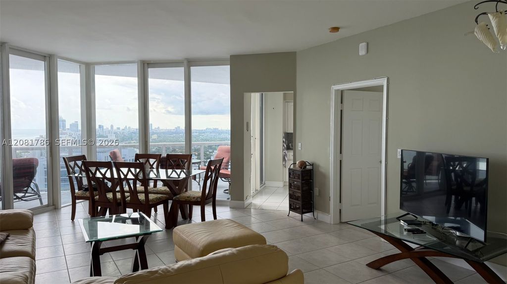 Image 12 of property listing at 6301 Collins Ave LPH4, Miami Beach, FL 33141