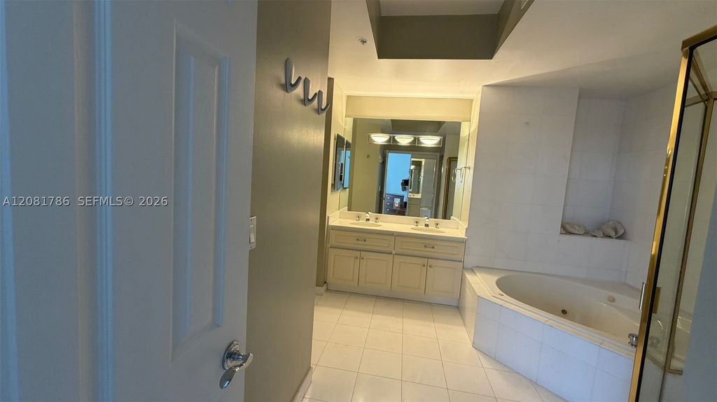 Image 17 of property listing at 6301 Collins Ave LPH4, Miami Beach, FL 33141