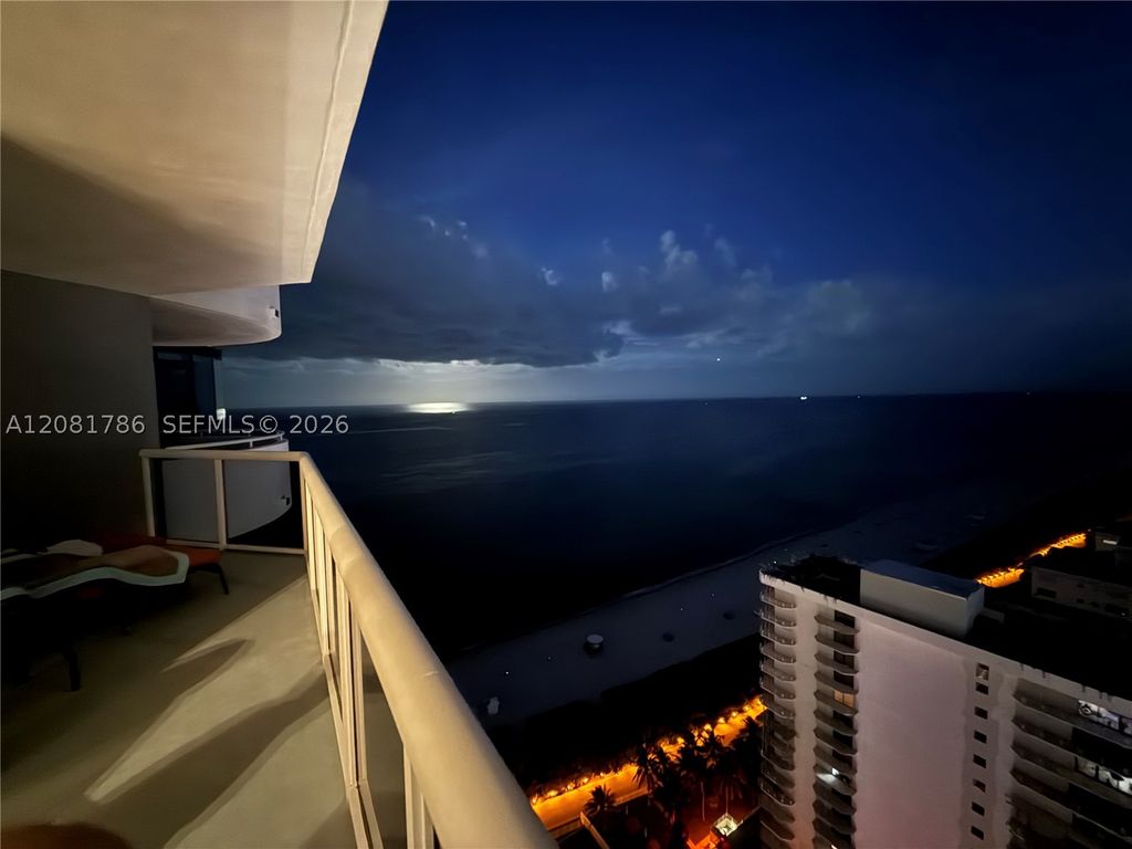 Image 25 of property listing at 6301 Collins Ave LPH4, Miami Beach, FL 33141
