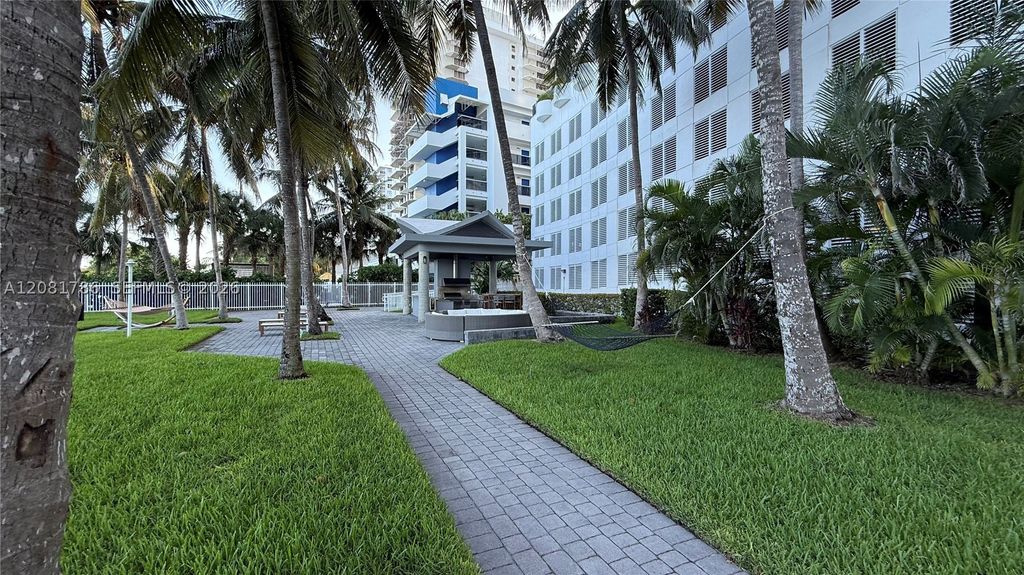 Image 32 of property listing at 6301 Collins Ave LPH4, Miami Beach, FL 33141