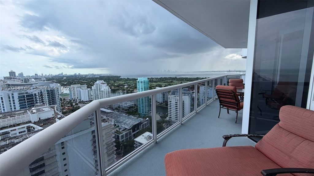 Image 5 of property listing at 6301 Collins Ave LPH4, Miami Beach, FL 33141