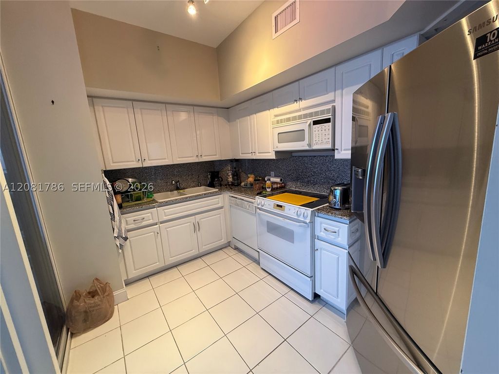 Image 9 of property listing at 6301 Collins Ave LPH4, Miami Beach, FL 33141