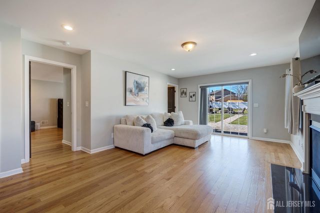 1718 W 4th Street W, Piscataway, NJ 08854