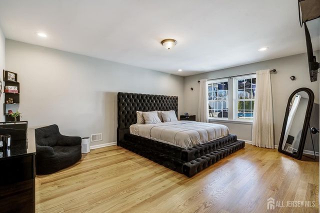 1718 W 4th Street W, Piscataway, NJ 08854