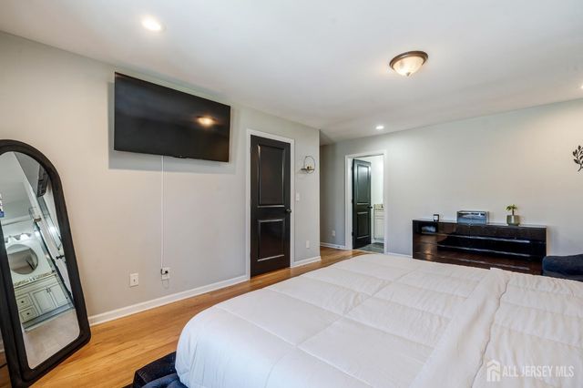 1718 W 4th Street W, Piscataway, NJ 08854