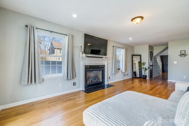 1718 W 4th Street W, Piscataway, NJ 08854