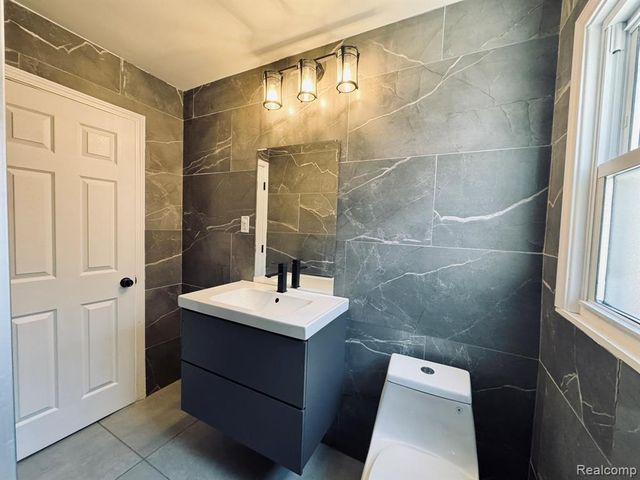 25715 W Hills Drive, Dearborn Heights, MI 48125