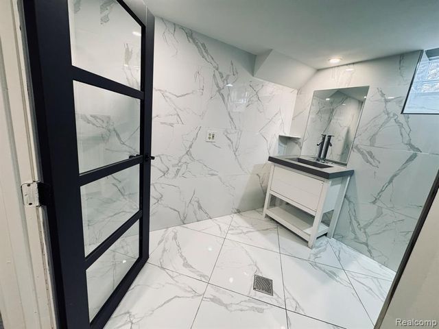 25715 W Hills Drive, Dearborn Heights, MI 48125