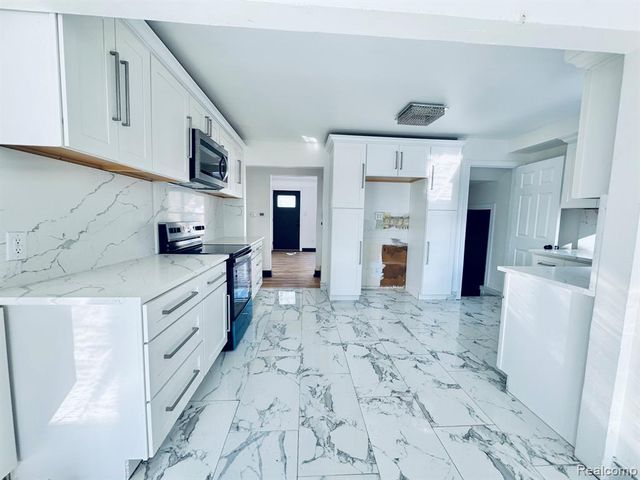 25715 W Hills Drive, Dearborn Heights, MI 48125