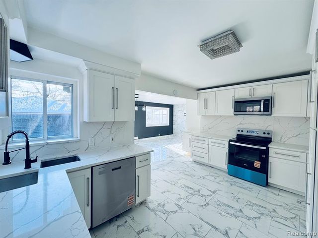 25715 W Hills Drive, Dearborn Heights, MI 48125