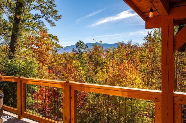 1032 Twin Oaks Road, Gatlinburg, TN 37738
