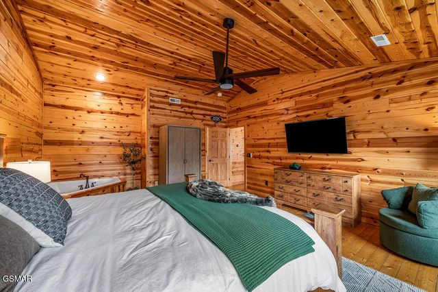 1032 Twin Oaks Road, Gatlinburg, TN 37738