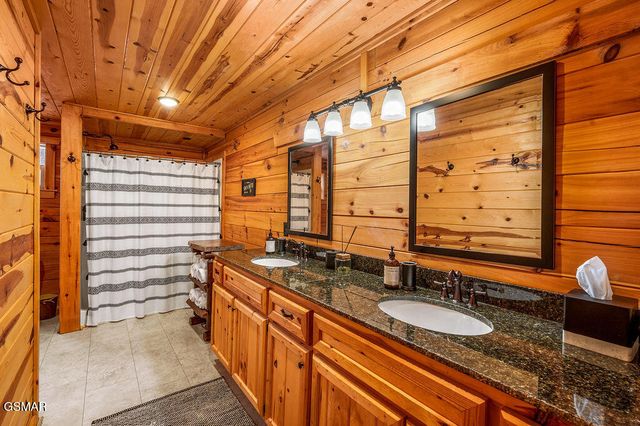 1032 Twin Oaks Road, Gatlinburg, TN 37738
