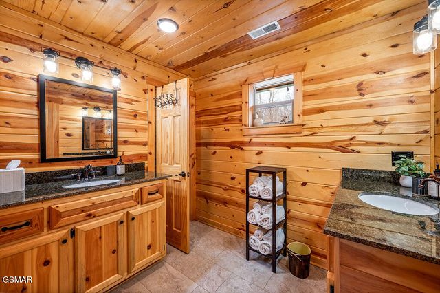 1032 Twin Oaks Road, Gatlinburg, TN 37738