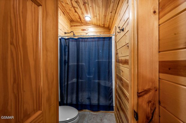 1032 Twin Oaks Road, Gatlinburg, TN 37738