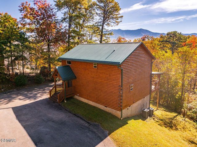 1032 Twin Oaks Road, Gatlinburg, TN 37738