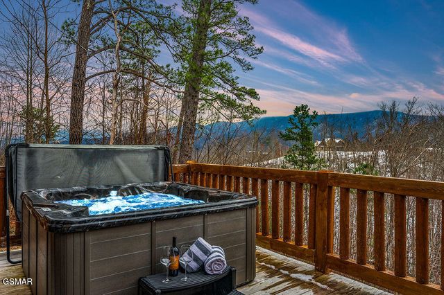 1032 Twin Oaks Road, Gatlinburg, TN 37738