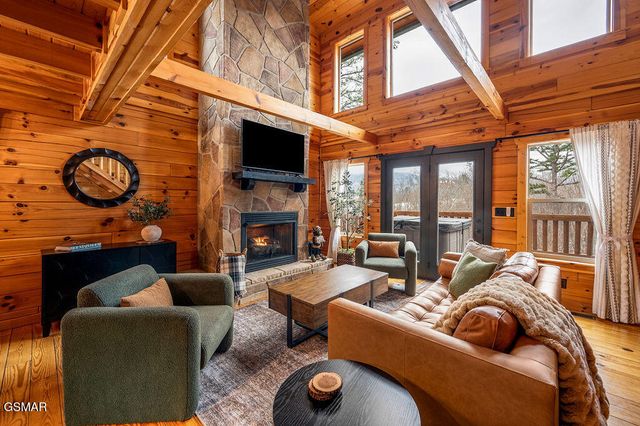 1032 Twin Oaks Road, Gatlinburg, TN 37738