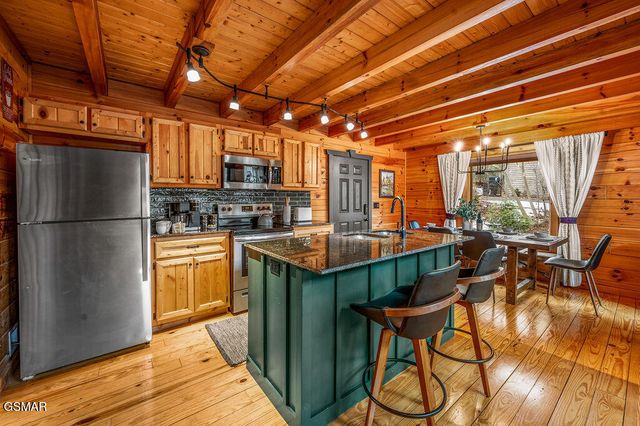 1032 Twin Oaks Road, Gatlinburg, TN 37738