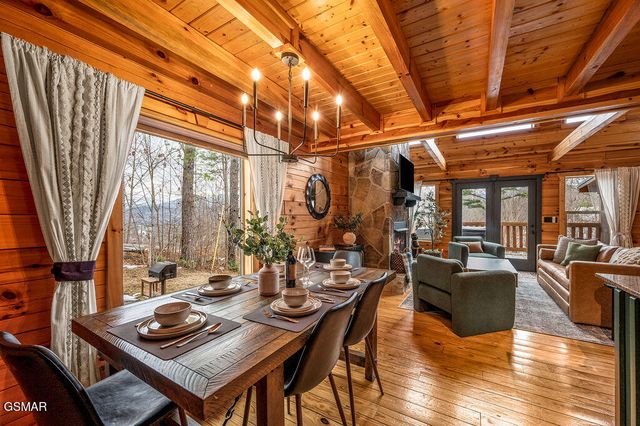 1032 Twin Oaks Road, Gatlinburg, TN 37738