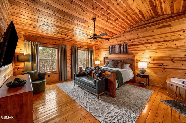 1032 Twin Oaks Road, Gatlinburg, TN 37738