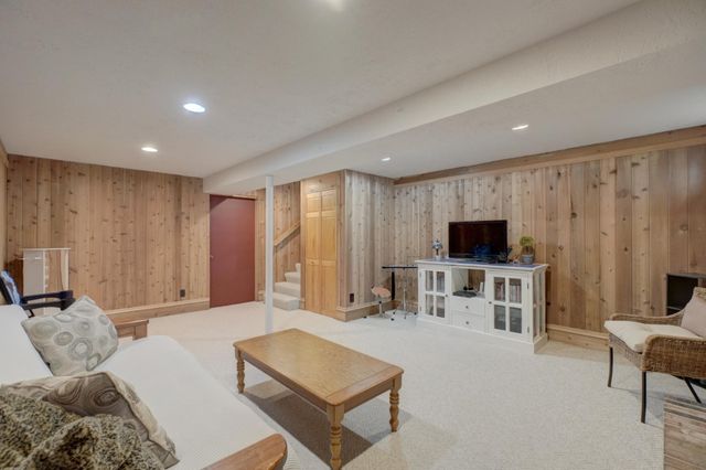 1174 Benton Way, Arden Hills, MN 55112