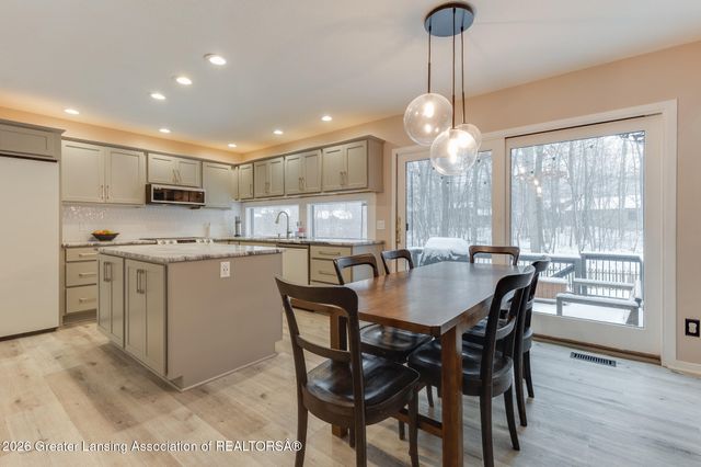 6101 Oak Park Trail, Haslett, MI 48840