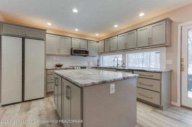 6101 Oak Park Trail, Haslett, MI 48840